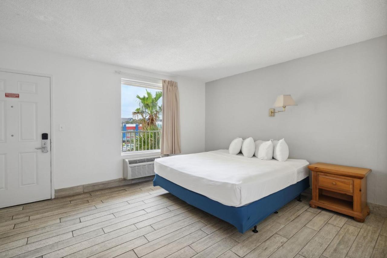 Holiday Terrace Beachfront Hotel, A By The Sea Resort بنما سيتي بيتش المظهر الخارجي الصورة