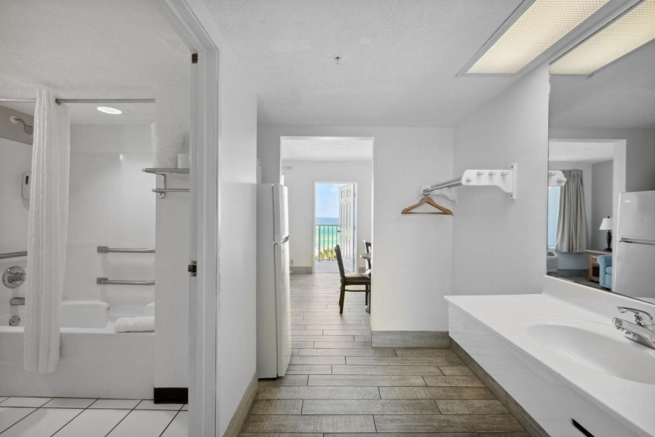 Holiday Terrace Beachfront Hotel, A By The Sea Resort بنما سيتي بيتش المظهر الخارجي الصورة